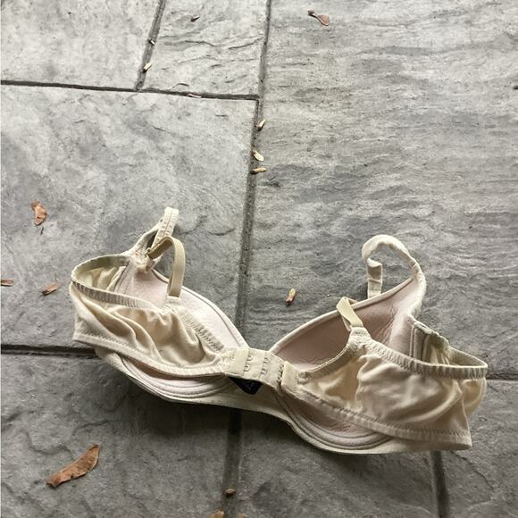 Women tan sVictoria secret 36B - Picture 2 of 3